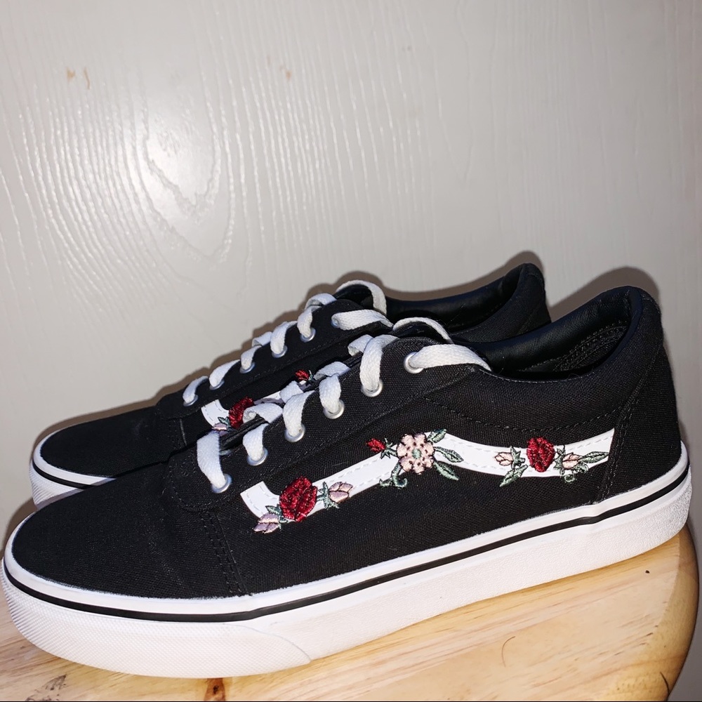 Girls Youth size 6/ Women’s size 8 rose black vans
